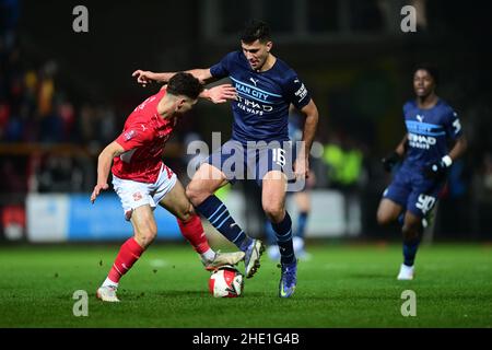 Swindon, England, 7th. Januar 2022. Rob Hunt von Swindon Town wetteiferte um den Besitz mit Rodri von Manchester City während des Emirates FA Cup-Spiels auf dem County Ground, Swindon. Bildnachweis sollte lauten: Ashley Crowden / Sportimage Kredit: Sportimage/Alamy Live News Stockfoto