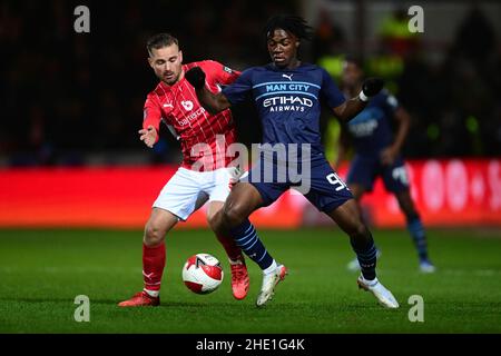 Swindon, England, 7th. Januar 2022. Jordan Lyden von Swindon Town kämpft mit Roméo Lavia von Manchester City während des Emirates FA Cup-Spiels auf dem County Ground, Swindon. Bildnachweis sollte lauten: Ashley Crowden / Sportimage Kredit: Sportimage/Alamy Live News Stockfoto