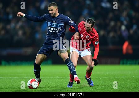 Swindon, England, 7th. Januar 2022. Kyle Walker von Manchester City kämpft mit Harry McKirdy von Swindon Town während des Emirates FA Cup-Spiels auf dem County Ground, Swindon. Bildnachweis sollte lauten: Ashley Crowden / Sportimage Kredit: Sportimage/Alamy Live News Stockfoto