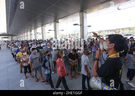 Bangkok, Thailand. 08th Januar 2022. Gesundheitsbeamte erklären Thais und Reisenden das Verfahren zur Impfung von Bootser. (Foto von Adisorn Chabsungnoen/SOPA Images/Sipa USA) Quelle: SIPA USA/Alamy Live News Stockfoto