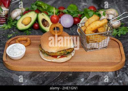 Vegetarischer Burger mit pommes Frites und Salat auf Marmortisch Stockfoto