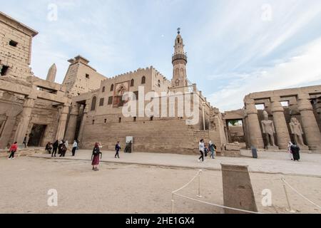 Eine aktive Moschee in der archäologischen Stätte des Luxor-Tempels in Ägypten. Stockfoto