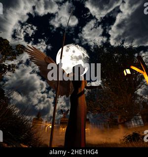 Engel des Todes in einem gruseligen Friedhof in der Nacht - 3D Rendering Stockfoto