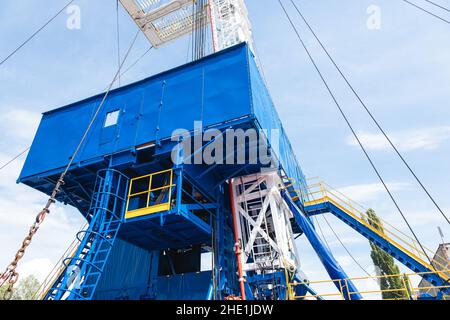 Mobiles Bohrgerät aus nächster Nähe. Bohren und Service von Öl- und Gasbrunnen Stockfoto