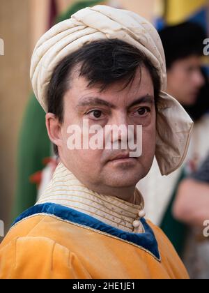 Siena, Toskana, Italien - August 15 2021: Mann in historischer Tracht von Leocorno Contrada Portrait Stockfoto