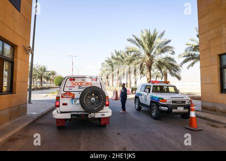 Die Polizei- und Sicherheitsverfahren, die um das Biwak und die Kundgebung nach dem Verdacht der Bombardierung der Kundgebung während des Ruhetag der Rallye Dakar 2022 am 8th 2022. Januar in Riad, Saudi-Arabien, eingeführt wurden - Foto Florent Gooden / DPPI Stockfoto