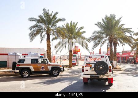 Die Polizei- und Sicherheitsverfahren, die um das Biwak und die Kundgebung nach dem Verdacht der Bombardierung der Kundgebung während des Ruhetag der Rallye Dakar 2022 am 8th 2022. Januar in Riad, Saudi-Arabien, eingeführt wurden - Foto Florent Gooden / DPPI Stockfoto