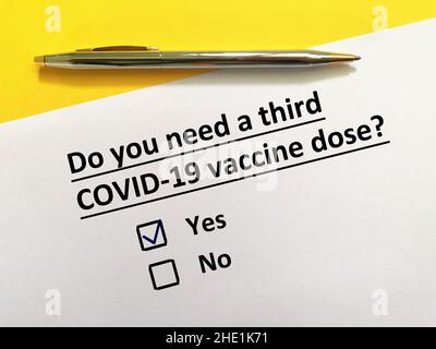 Eine Person beantwortet Fragen zu Impfstoffen. Die Person benötigt eine dritte COVID-19-Impfdosis. Stockfoto