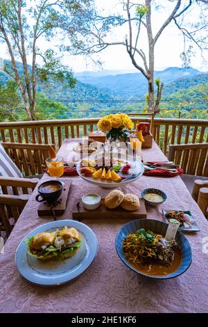 Blick von oben auf ein luxuriöses Frühstück in den Bergen von Chiang Mai Thailand, Luxus-Frühstück mit Chiang Mai-Nudelsuppe oder Khao Soi Gai und Obst und Kaffee auf dem Tisch Stockfoto