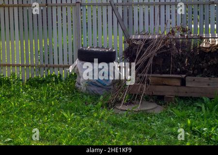 Alte Autoräder liegen im Hof des Hauses, im Sommer Stockfoto