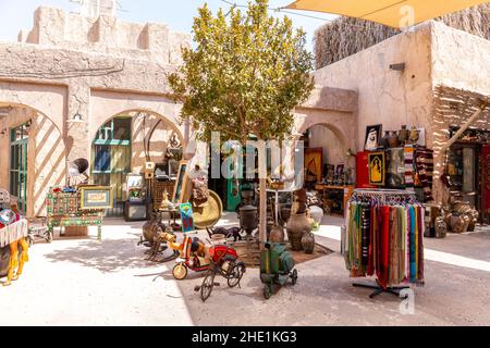 Dubai, VAE, 27.09.2021. Arabischer Vintage-Souvenirladen (Souk) im historischen Viertel Al Fahidi, Flohmarkt in Deira, Dubai. Stockfoto