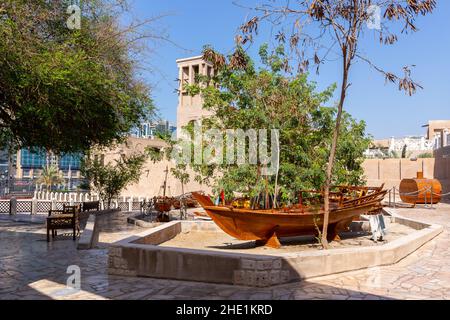 Traditionelles Ruderboot aus Holz - abra - ausgestellt im Al Fahidi Historical District, Dubai, Vereinigte Arabische Emirate. Stockfoto