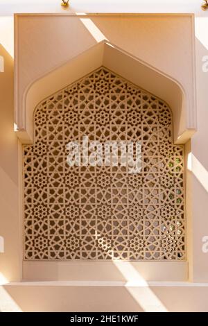 Moschee-Fenster im arabischen Stil mit geschnitztem Steindurchbrochen, Beispiel islamischer Kunst, Dubai, Vereinigte Arabische Emirate. Stockfoto