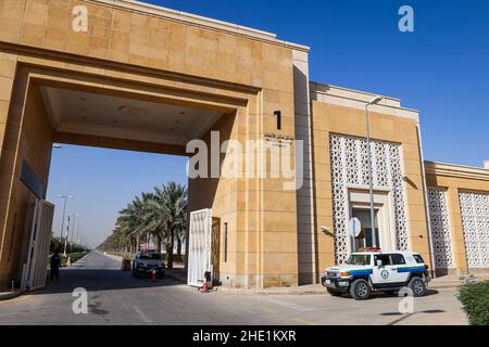 Die Polizei- und Sicherheitsverfahren rund um das Biwak und die Kundgebung wurden nach dem Verdacht der Bombardierung der Kundgebung während des Ruhetag der Rallye Dakar 2022 am 8th 2022. Januar in Riad, Saudi-Arabien, eingeführt - Foto: Florent Gooden/DPPI/LiveMedia Stockfoto