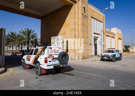 Die Polizei- und Sicherheitsverfahren rund um das Biwak und die Kundgebung wurden nach dem Verdacht der Bombardierung der Kundgebung während des Ruhetag der Rallye Dakar 2022 am 8th 2022. Januar in Riad, Saudi-Arabien, eingeführt - Foto: Florent Gooden/DPPI/LiveMedia Stockfoto