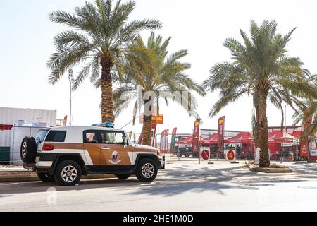 Die Polizei- und Sicherheitsverfahren rund um das Biwak und die Kundgebung wurden nach dem Verdacht der Bombardierung der Kundgebung während des Ruhetag der Rallye Dakar 2022 am 8th 2022. Januar in Riad, Saudi-Arabien, eingeführt - Foto: Florent Gooden/DPPI/LiveMedia Stockfoto