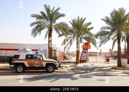 Die Polizei- und Sicherheitsverfahren rund um das Biwak und die Kundgebung wurden nach dem Verdacht der Bombardierung der Kundgebung während des Ruhetag der Rallye Dakar 2022 am 8th 2022. Januar in Riad, Saudi-Arabien, eingeführt - Foto: Florent Gooden/DPPI/LiveMedia Stockfoto