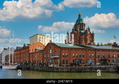 Helsinki, Finnland - 5. Oktober 2019: Landschaft der orthodoxen Uspenski-Kathedrale im Katajanokka-Viertel der Altstadt von Helsinki, Finnland Stockfoto