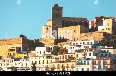 Wunderschöne Ibiza-Stadt, Blick auf die Stadt am Morgen, Spanien Stockfoto