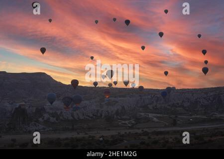 Kappadokien, Türkei - 19. Oktober 2019 : farbenfrohe Heißluftballons fliegen über das Tal von Kappadokien. Heißluftballons sind traditionelle touristische att Stockfoto