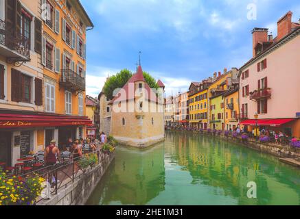 Annecy, Frankreich, - 20. August 2020: Palais de l'Isle, beliebtes Wahrzeichen in Annecy, der Hauptstadt von Savoyen, genannt Venedig der Alpen, Frankreich Stockfoto