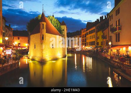 Annecy, Frankreich, - 20. August 2020: Palais de l'Isle, beliebtes Wahrzeichen in Annecy, der Hauptstadt von Savoyen, genannt Venedig der Alpen, Frankreich Stockfoto