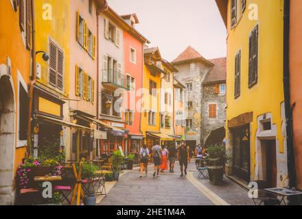 Annecy, France-20, August -2020 : Straßenansicht der Altstadt von Annecy mit Touristen Bunte historische Gebäude in Annecy Frankreich Stockfoto