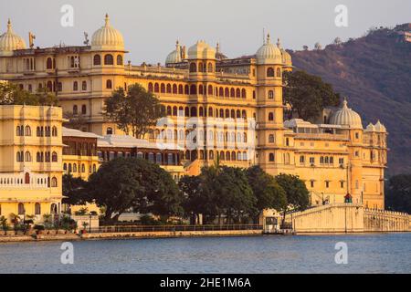 Panoramablick auf die Stadt Udaipur Palace Komplex vom See Pichola in Rajasthan, Indien Stockfoto