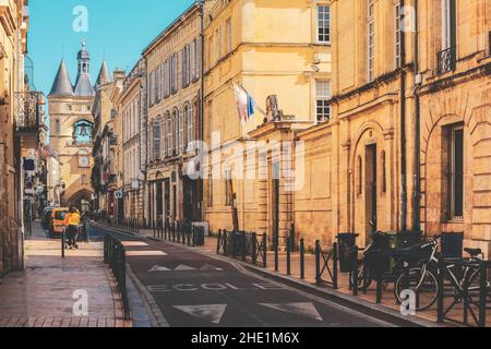 Bordeaux, Frankreich - 24. Mai 2020: Straßenansicht eines typischen Gebäudes und der Großen Cloche oder der Großen Glocke in Bordeaux, Frankreich Stockfoto