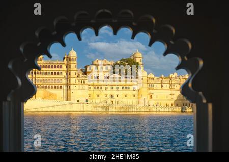 Blick auf die Udaipur City Palace Complex vom See Pichola in Rajasthan, Indien Stockfoto