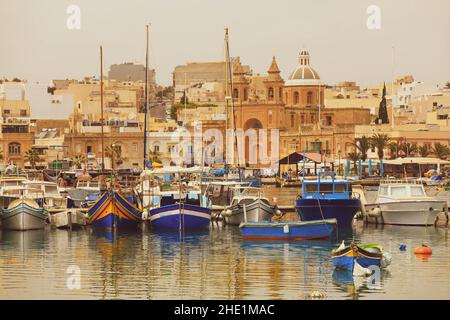 Luzzu traditionelle Augen bunte Boote im Hafen von Fischerdorf, Mittelmeer. Stockfoto