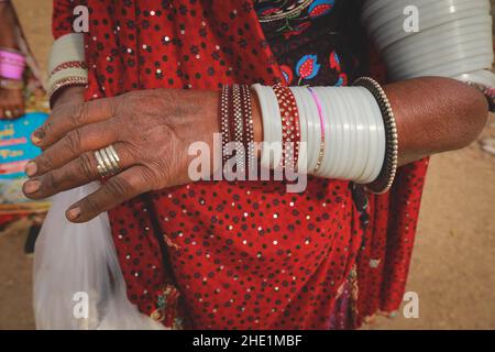Indische Rajasthani Frau trägt traditionelle bunte Kleidung und Schmuck Stockfoto