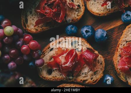 Selektive Foucs auf Schinken Jamon Bellota auf Holzbrett Stockfoto