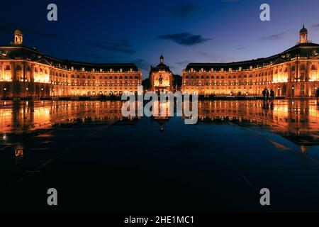 Reflexion des Place De La Bourse in Bordeaux, Frankreich. Ein UNESCO-Weltkulturerbe Stockfoto