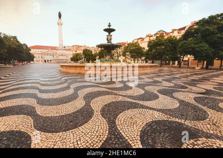 Typisch portugiesisches Pflastersteinpflaster auf dem Rossio-Platz im Zentrum von Lissabon, Portugal Stockfoto