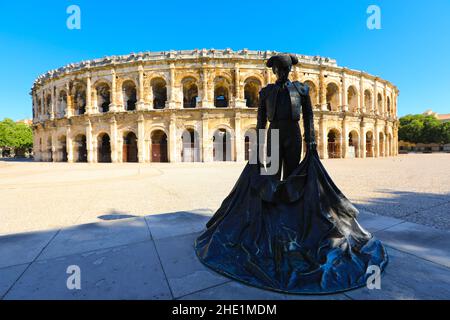 Nimes, Frankreich - 19. Juli 2020: Römisches Amphitheater in Nimes, Provence. Prächtige riesige Arena perfekt für zweitausend Jahre erhalten Stockfoto