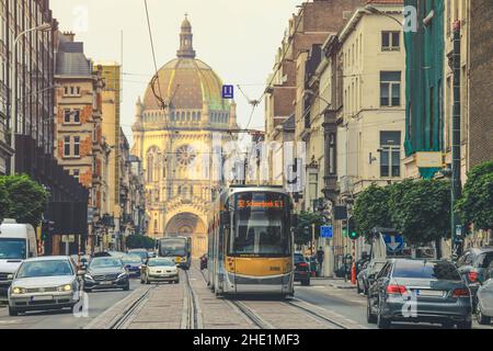 BRÜSSEL-BELGIEN, 10. JUNI 2018: Selektiver Fokus auf die Straßenbahn, die an der Königlichen Kirche Saint Mary in Brüssel vorbeifährt Stockfoto