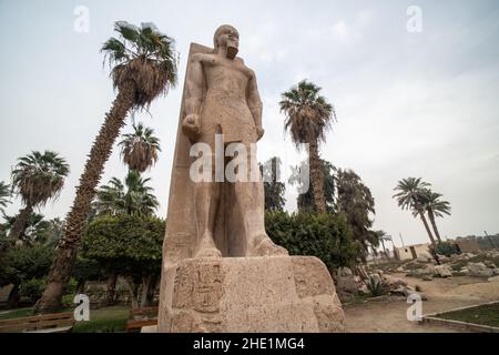 Statue von Ramses II im Freilichtmuseum in Memphis, Ägypten. Stockfoto