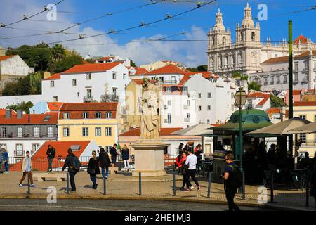 Lissabon - Portugal, 5. November 2018 : Touristen besuchen die Straße Largo Portas do Sol im historischen Alfama-Viertel Stockfoto