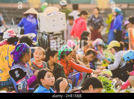 BAC ha, Vietnam - 7. Juli 2019 : selektiver Fokus auf Hmong-Frau, die auf dem Bac Ha-Markt in Nordvietnam vetgetable verkauft Stockfoto