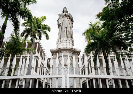 Regierungsgebäude in Port Louis, der Hauptstadt von Mauritius. Die Briten, die von den Franzosen im Kolonialstil erbaut wurden, stellten eine Statue der Königin Victoria auf Stockfoto