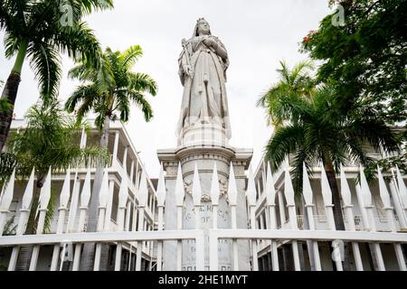 Regierungsgebäude in Port Louis, der Hauptstadt von Mauritius. Die Briten, die von den Franzosen im Kolonialstil erbaut wurden, stellten eine Statue der Königin Victoria auf Stockfoto