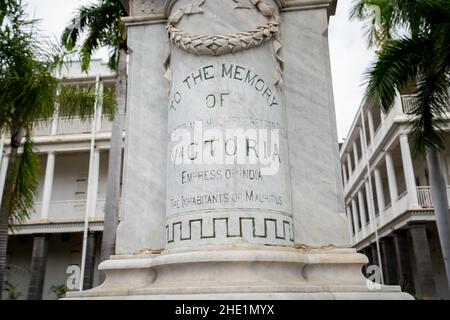 Regierungsgebäude in Port Louis, der Hauptstadt von Mauritius. Die Briten, die von den Franzosen im Kolonialstil erbaut wurden, stellten eine Statue der Königin Victoria auf Stockfoto