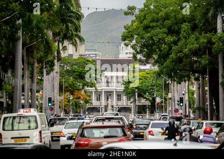 Regierungsgebäude in Port Louis, der Hauptstadt von Mauritius. Die Briten, die von den Franzosen im Kolonialstil erbaut wurden, stellten eine Statue der Königin Victoria auf Stockfoto