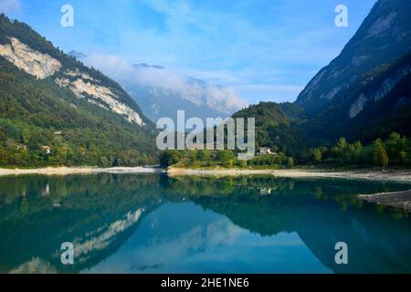 Schöner See Tenno und die umliegenden Berge im Morgenlicht. Trentino, Italien. Stockfoto