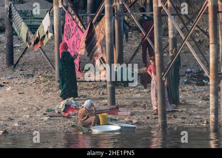 Ägyptische Frauen waschen ihre Kleidung und waschen ihre Wäsche im Nil. Stockfoto