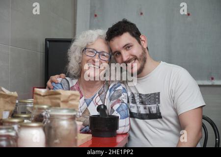 Porträt einer älteren Mutter und eines erwachsenen Sohnes, der lächelt und die Kamera anschaut. Stockfoto