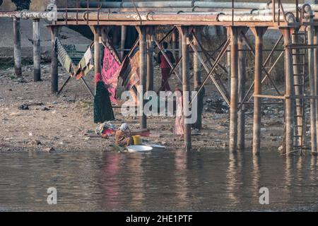 Ägyptische Frauen waschen ihre Kleidung und waschen ihre Wäsche im Nil. Stockfoto