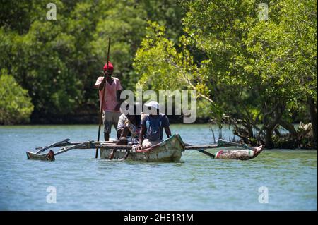 Touristen in einem hölzernen Ausgußkanu, das entlang des Kongo-Flusses, Kenia, Ostafrika reist Stockfoto