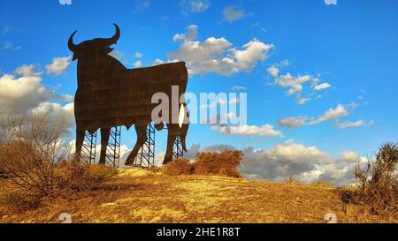 Schwarzer, silhouettierter Osborne-Bulle (Toro de Osborne) in Las Cabezas de San Juan, Spanien Stockfoto